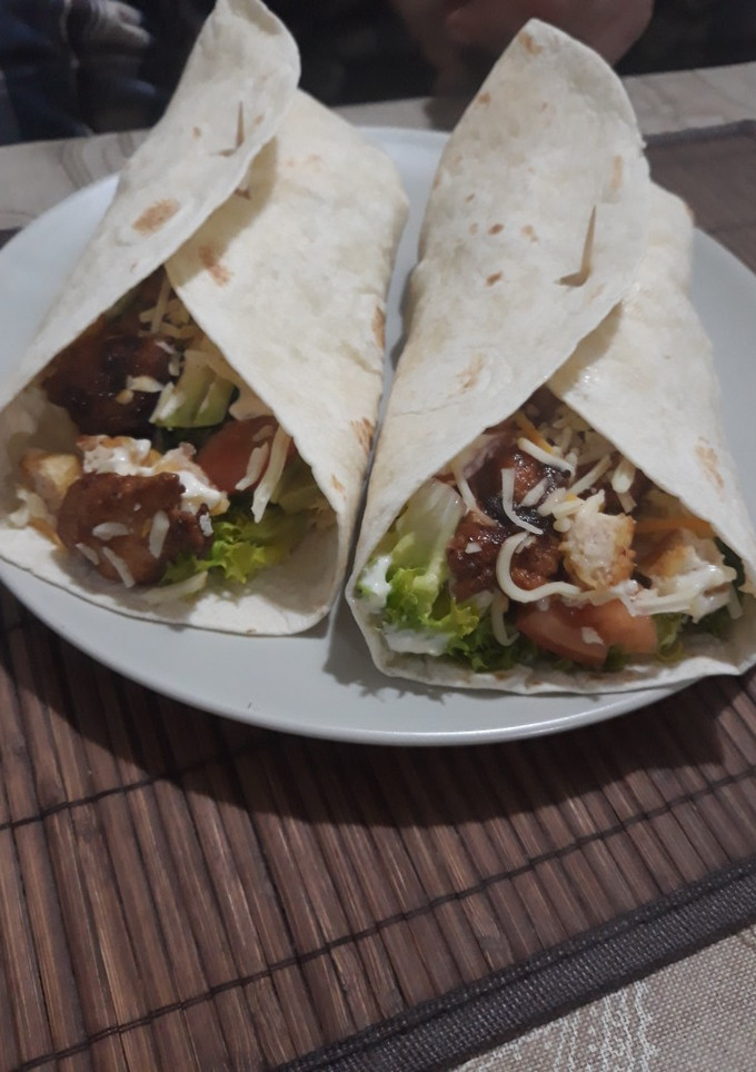 Una foto de Fajitas de pollo con ensalada