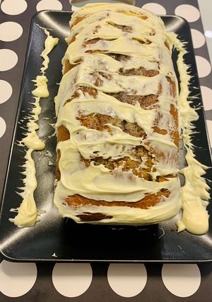 Foto di Plum-cake marmorizzato al mirtillo nero con ganache di cioccolato bianco