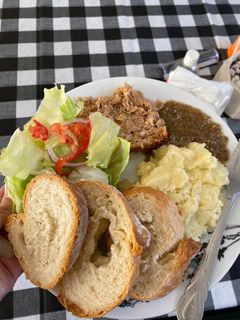 Una foto de Pastel de Carne, Puré de Papa y Ensalada