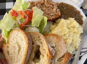 Una foto de Pastel de Carne, Puré de Papa y Ensalada