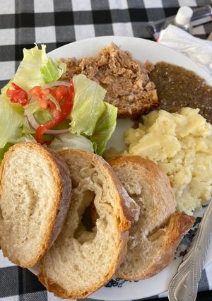 Una foto de Pastel de Carne, Puré de Papa y Ensalada