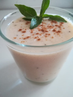 Una foto de Batido de pera y melocotón al toque de canela y chía