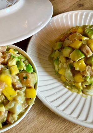 Une photo de Tartare de saumon, noix de saint Jacques, mangue et avocat