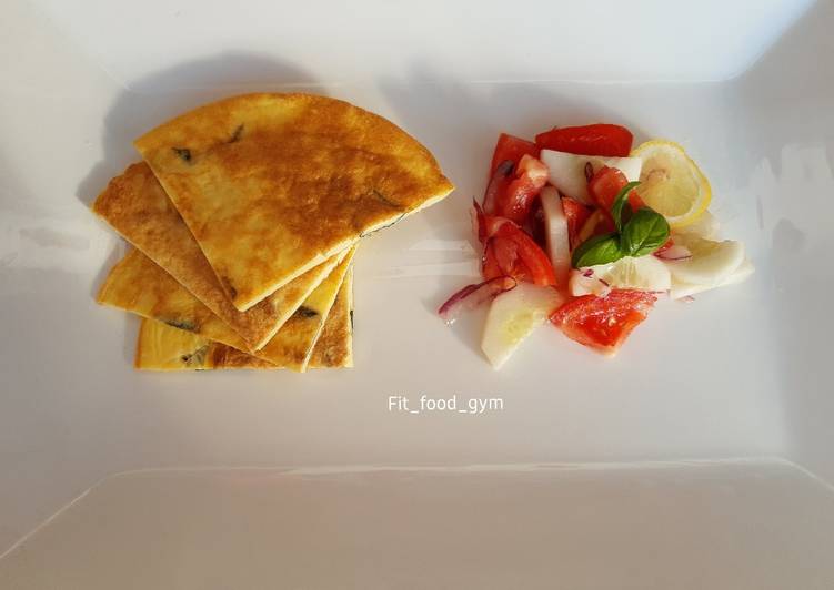Frittata con insalata estiva