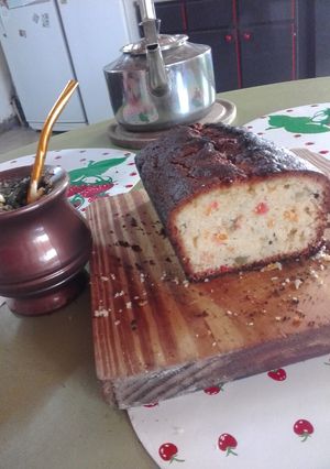 Una foto de Budín de naranja con aceite y frutas secas y abrillantadas para Navidad