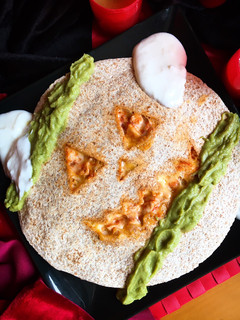 Una foto de Quesadilla de pollo Halloween