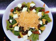 Una foto de couscous ensalada con pasas