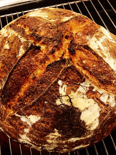 Una foto de Pan de pueblo casero con masa madre artesanal