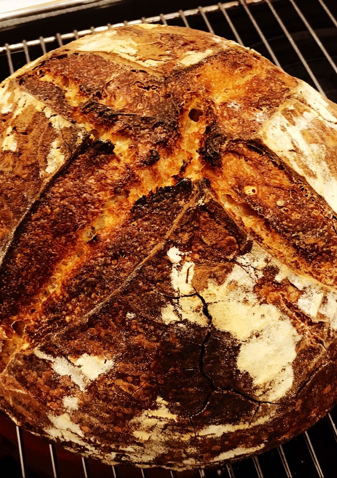 Una foto de Pan de pueblo casero con masa madre artesanal