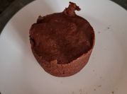 Una foto de mug cake de platano y chocolate