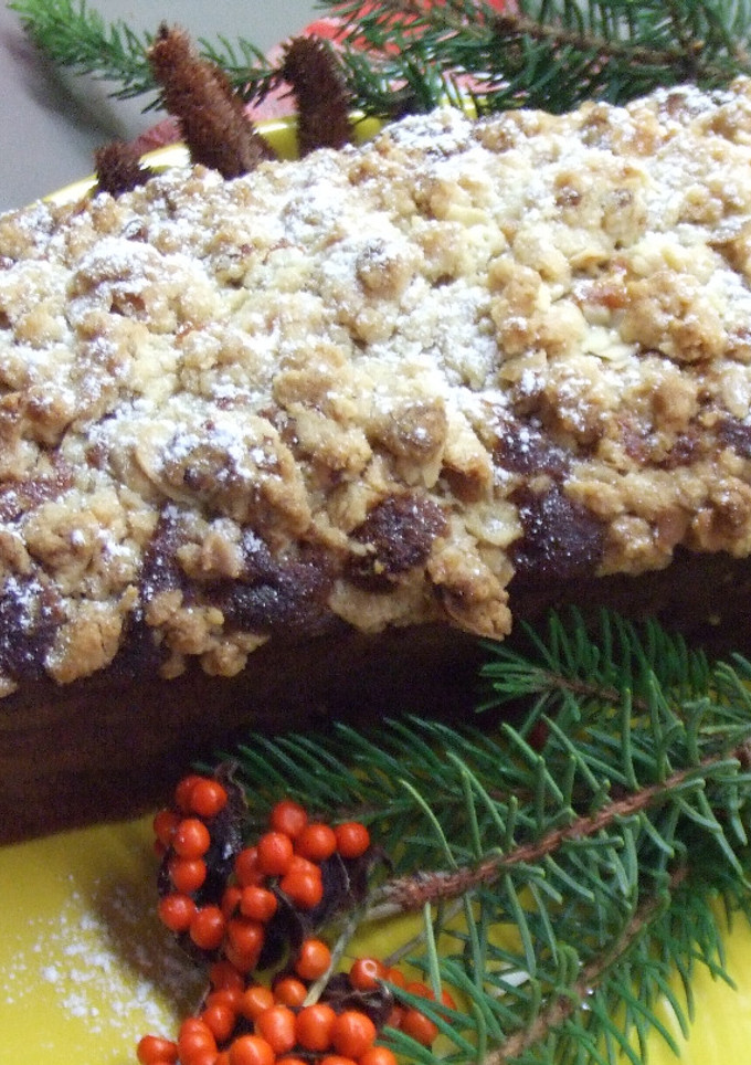 Una foto de Budín navideño crujiente con frutos secos y manzanas de invierno