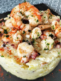 Una foto de Ensaladilla de patata con pulpo y gambón al ajillo