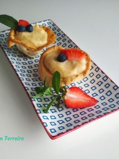 Una foto de Tartaletas de crema y fruta (con oblea de empanadilla)