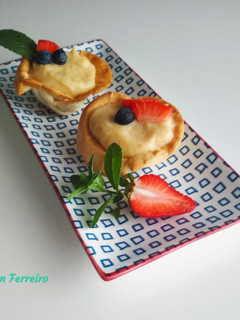 Una foto de Tartaletas de crema y fruta (con oblea de empanadilla)