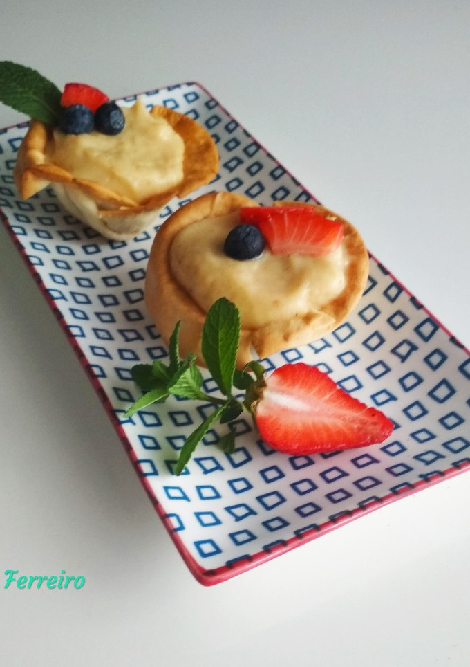 Una foto de Tartaletas de crema y fruta (con oblea de empanadilla)