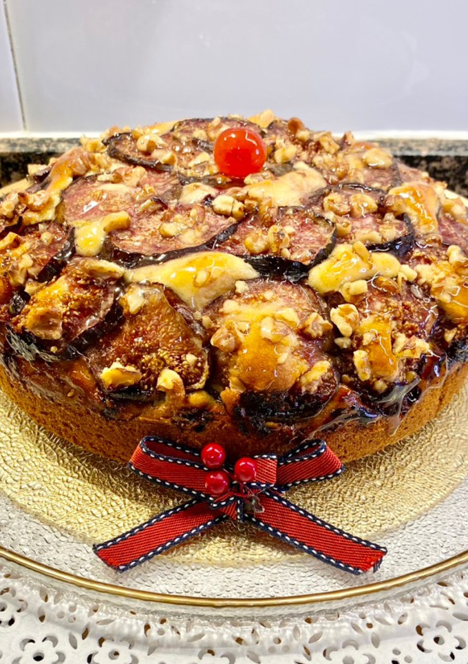 Una foto de Pastel de queso, brevas y nueces
