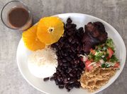 Una foto de feijoada olla a presión