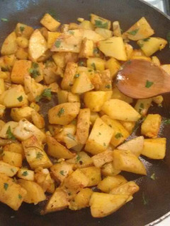 Una foto de Patatas con perejil y limón. ॐ