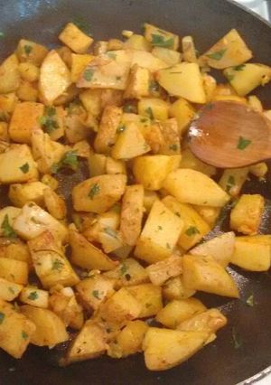 Una foto de Patatas con perejil y limón. ॐ