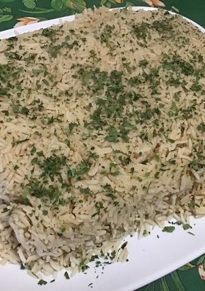 Une photo de Riz complet au bouillon de chapon, sauce mozzarella et coriandre