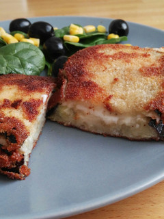 Una foto de Berenjena rellena de queso y tomate