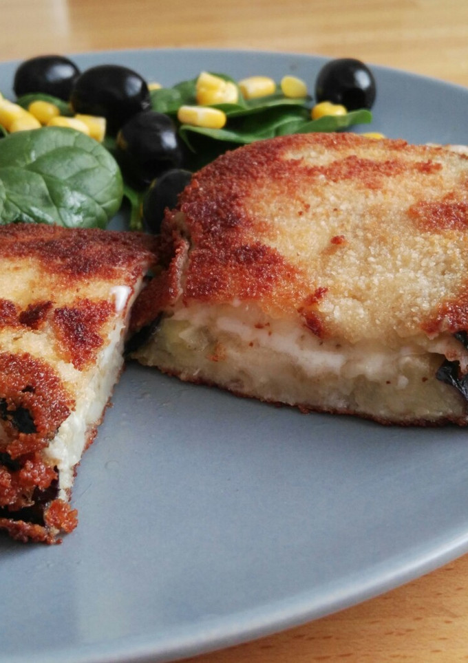 Una foto de Berenjena rellena de queso y tomate