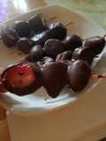 Brochetas chocolatadas de frutillas y plátano