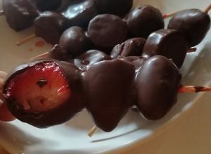 Una foto de Brochetas chocolatadas de frutillas y plátano