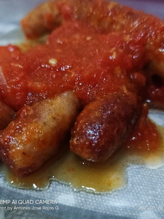 Una foto de Salchichas con tomate 😋