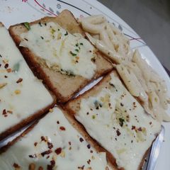 A picture of Garlic bread and pasta homemade.