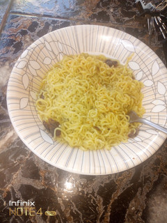 A picture of Indomie da soyayyen nama.