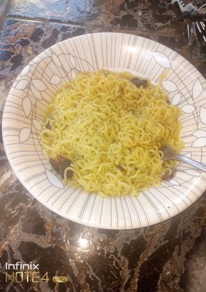 A picture of Indomie da soyayyen nama.