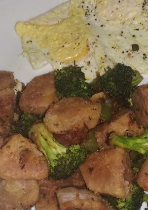 A picture of Arrowroot and broccoli stir fry with eggs.