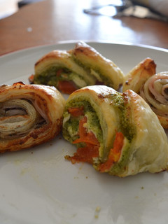 Una foto de Rollitos de hojaldre: tomates cherry con pesto y roquefort