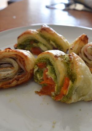 Foto principal de Rollitos de hojaldre: tomates cherry con pesto y roquefort