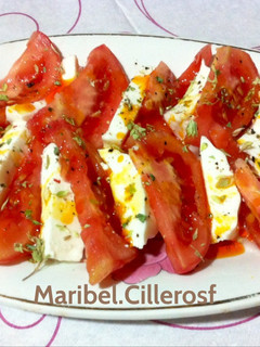 Una foto de Ensalada de tomate pera, con queso de Burgos