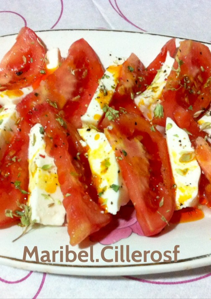 Una foto de Ensalada de tomate pera, con queso de Burgos