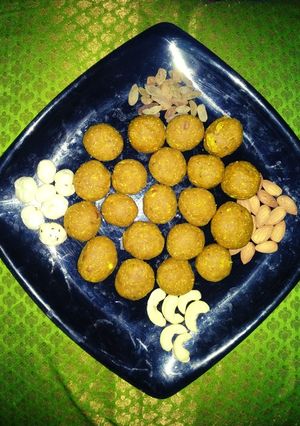 गोंद मेवे के लड्डू रेसिपी मुख्य फोटो