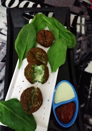 A picture of Haryali cheese kabab with curd coriander dip.