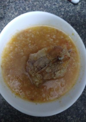 Una foto de Espinazo de cerdo con arroz (receta de mi abuelita)