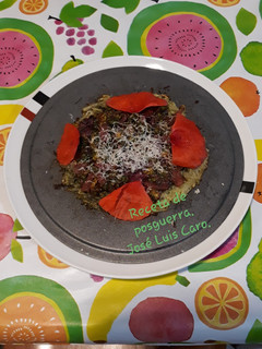 Una foto de Galleta de patata con picadillo de flores, jamón y queso