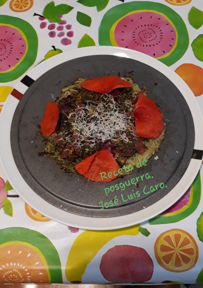 Una foto de Galleta de patata con picadillo de flores, jamón y queso