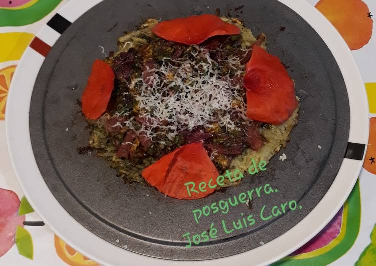 Galleta de patata con picadillo de flores, jamón y queso