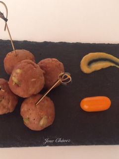 Una foto de Albóndigas de ternera con nueces y aceitunas