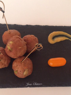 Una foto de Albóndigas de ternera con nueces y aceitunas