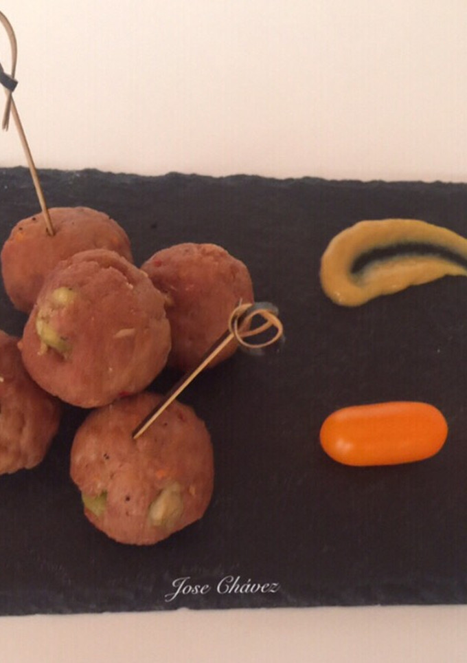 Una foto de Albóndigas de ternera con nueces y aceitunas