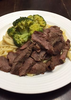 Una foto de Spaghetti en Salsa de Vegetales y Carne al Carbón