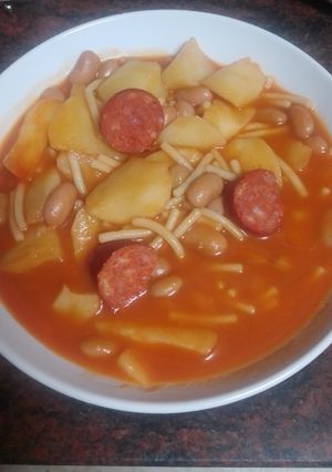 Foto principal de Papas, judías y fideos con chorizo