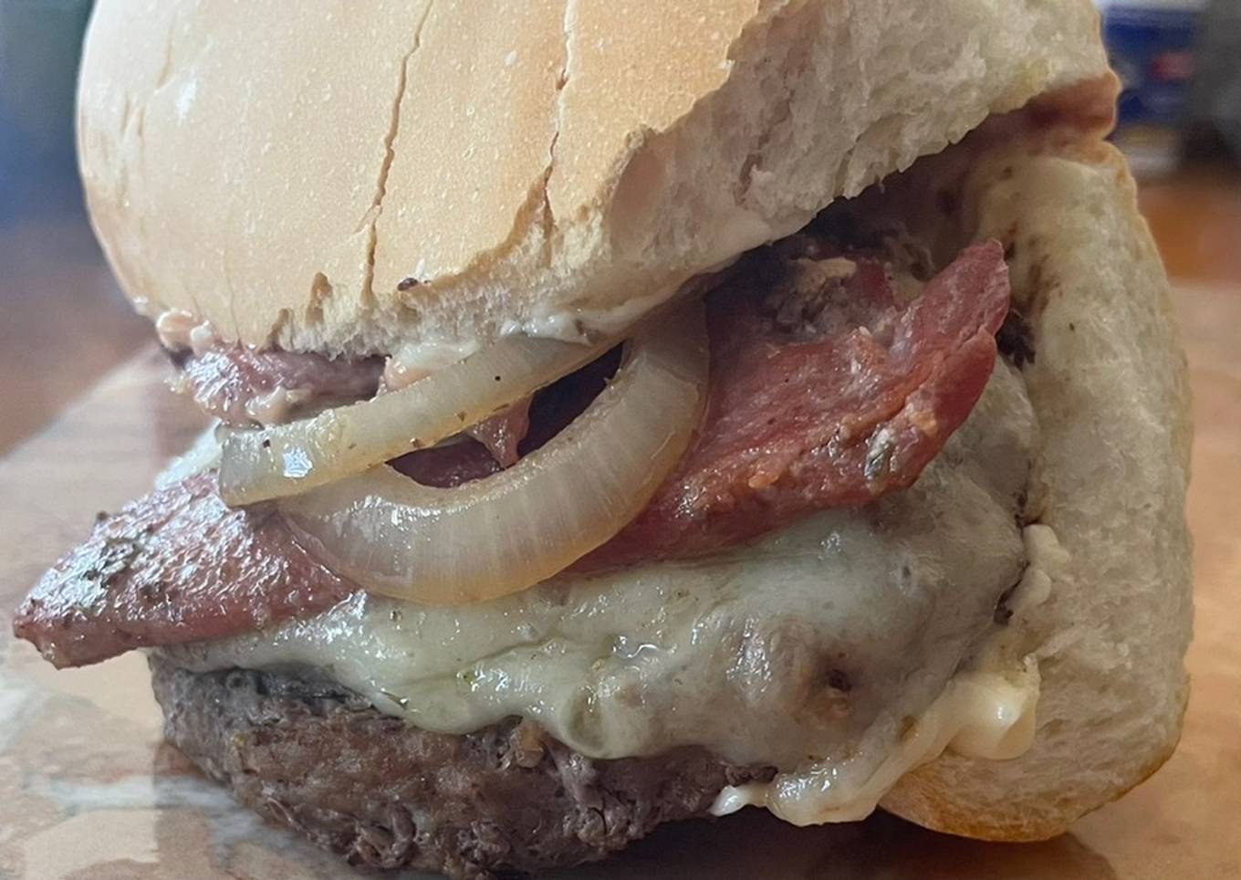 Hamburger Homemeda rellenos de queso suizo