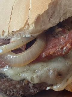 Una foto de Hamburger Homemeda rellenos de queso suizo